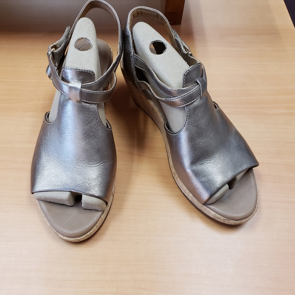 Clarks Unstructured Un Plaza Way Gold Size 10 - image 1